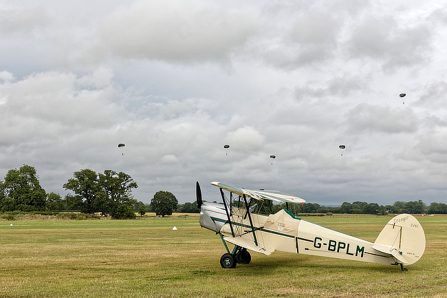 Parachutists behind the Stampe
