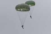 Parachutists with round parachutes 4226